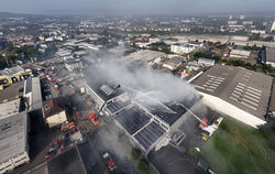 Der Großbrand im Reutlinger Gewerbepark Achalm hielt hunderte Feuerwehrleute in Atem.