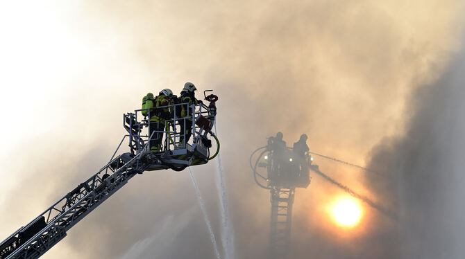 Das Feuer sorgt für eine enorme Rauchentwicklung. Das Feuer sorgt für eine enorme Rauchentwicklung.