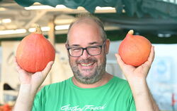 Marktbeschicker Martin Frech mit zweien seiner selbstangebauten Hokkaido-Kürbisse.