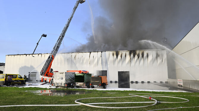 Brand Reutlingen Löscharbeiten am Dienstag bei einem Großbrand, der eine Lagerhalle im Gewerbepark Achalm im Reutlinger Laisen zum Teil zerstörte