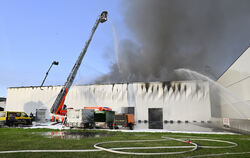 Löscharbeiten am Dienstag bei einem Großbrand, der eine Lagerhalle im Gewerbepark Achalm im Reutlinger Laisen zum Teil zerstörte