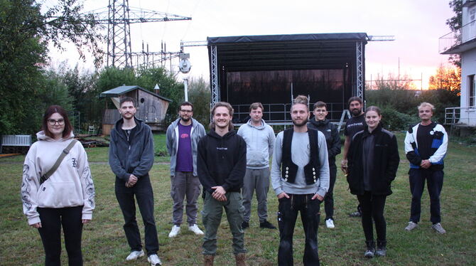 50 Jahre Club »Thing«, Metzingen Aktuelle Thing-Vorstandsmitglieder am Donnerstag - die Aufbauten für das Fest, hier die Bühne, waren geschafft! Von links: Patri