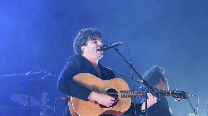 Faber; Stuttgart; Liederhalle Faber am Samstag in der Stuttgarter Liederhalle mit Akustikgitarre und Percussionist-Bassist Dino Brandão.