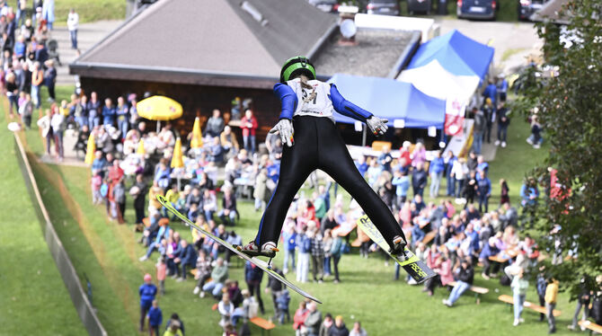 Skispringen VfL Pfullingen Nordic Trophy Was für eine Kulisse für die Skispringer. Die müssen sich der Jurywerung stellen. Alles wird benotet: Flug, Haltung, Landung und
