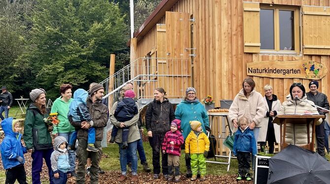 Römerstein, Naturkindergarten Bürgermeisterin Anja Sauer (rechts) freut sich mit den Kindern, Eltern und Erzieherinnen mit.