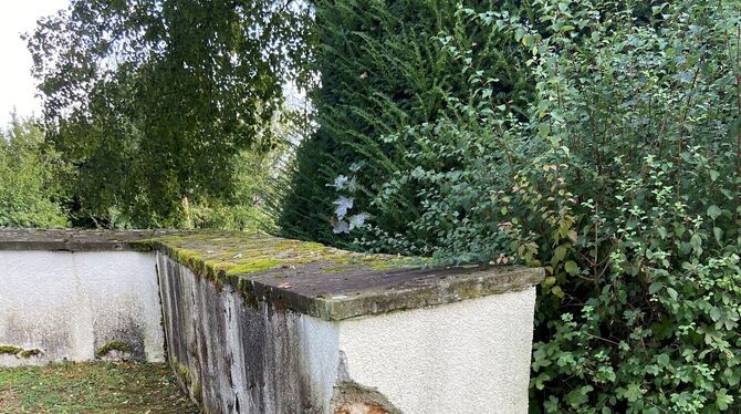 Die Friedhofsmauer in Stockach wird für rund 40.000 Euro saniert.  FOTO: RUNGE