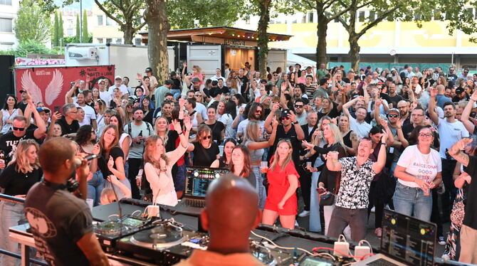Beats & Love Die DJs begeistern das gut gelaunte Publikum.
