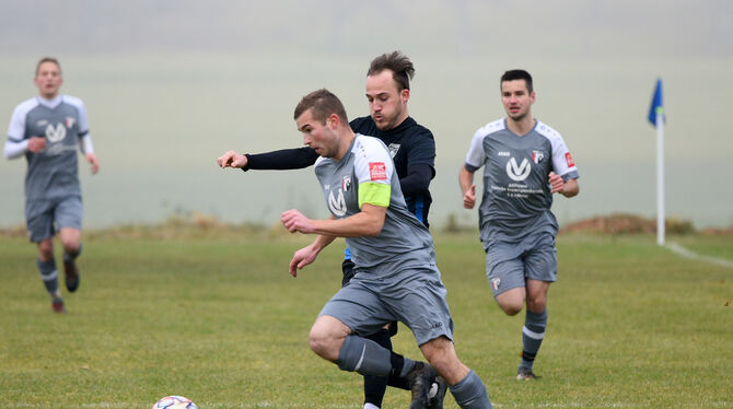 Hattrick beim 4:0 in Bad Urach: Pascal Geiselhart (vorne) von der SGM Steinhilben/Trochtelfingen.   FOTO: T.BAUR/EIBNER
