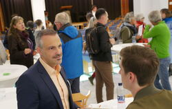 Beim Speed-Talk  mit Gemeinderäten im VHS-Foyer blieb das Interesse der Bürger überschaubar.