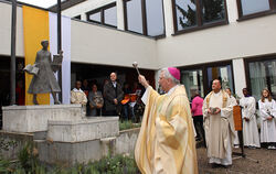 Weihbischof Matthäus Karrer weihte die Statue des Heiligen Wolfgang.