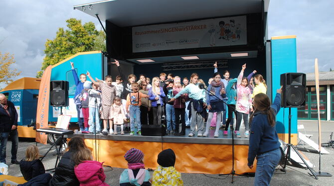 SingBus Gönningen Begeisterte Kinder: Der SingBus war in Gönningen.