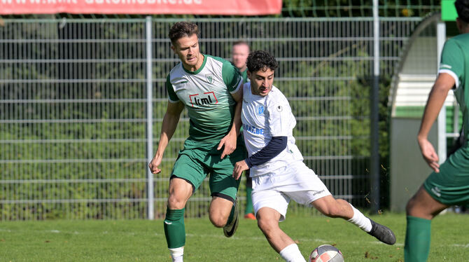 Ahmad Allaham (rechts, Young Boys Reutlingen U23) im Zweikampf um den Ball mit Paul Prochiner vom TSV Sickenhausen.