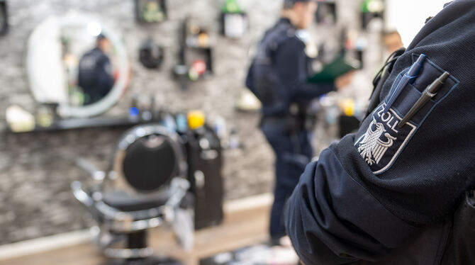 Beamte der Finanzkontrolle Schwarzarbeit aus Pfullingen nehmen in Reutlingen Barber-Shops und Friseure unter die Lupe.
