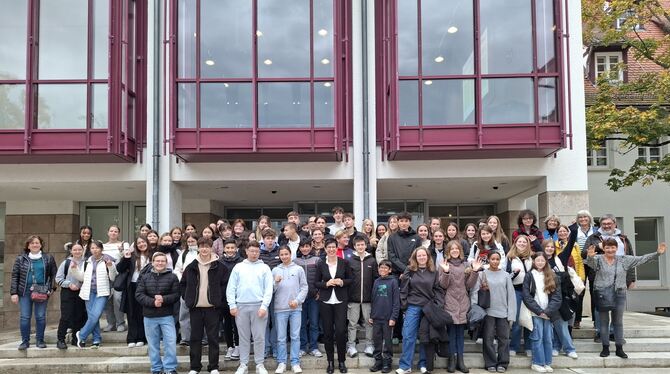 Gruppenbild der Schülerinnen und Schüler aus Noyon mit Oberbürgermeisterin Carmen Haberstroh (Mitte) vor dem Metzinger Rathaus.