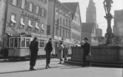 StraBa1953-Maximilianbrunnen mit Straßenbahn vom Marktplatz aus, i.H. Wilhelmstraße und Marienkirche-c-StadtarchivRT-S 105- 4-Nr5038