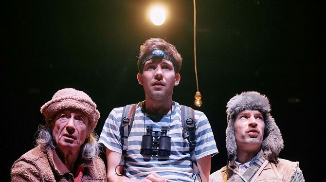 Rupert Hausner, Richard Kipp, Jonas Breitstadt, Pu der Bär, Theater Die Tonne, Kindertheater, Leiter Rupert Hausner als Pu, Richard Kipp als Christopher Robin und Jonas Breitstadt als I-Aah (von links) im Stück »Pu der Bär« am Th