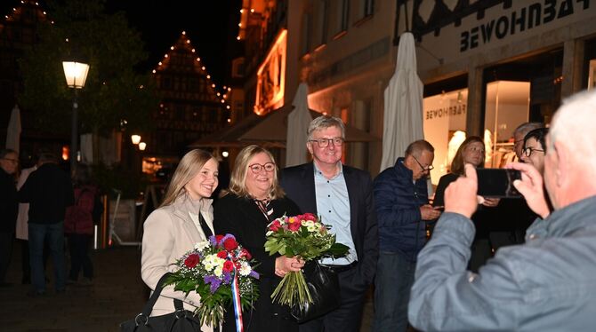 Nachdem das vorläufige amtliche Endergebnis bekanntgegeben worden ist und Elmar Rebmann die Wahl angenommen hat, wird er von all Nachdem das vorläufige amtliche Endergebnis bekanntgegeben worden ist und Elmar Rebmann die Wahl angenommen hat, wird er von all
