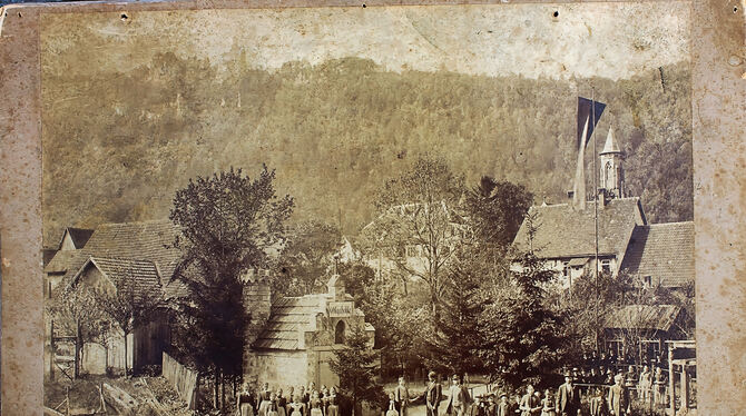 Ein Fest an der Olgahöhle auf einem Foto von 1898. Darüber thront Schloss Lichtenstein.