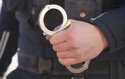 Polizei Handschellen - Symbolbild