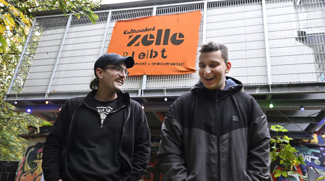 Zelle; Wiedereröffnung; Sanierung; Jochen Dachs; Emanuel; Vorstand Jochen (links) und Emanuel vom Zelle-Team vor der neuen Lüftungs- und Filteranlage und der selbst neu gebauten Außentheke auf de