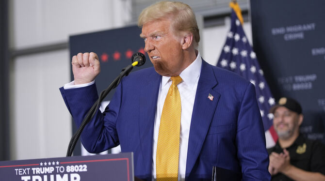 dpatopbilder, USA, Wahlkampf, #USWahl2024, Republikaner, Gestik, Faust, Donald Trump Der republikanische US-Präsidentschaftskandidat und ehemalige US-Präsidentschaftskandidat Donald Trump hebt die Faust am Ende s