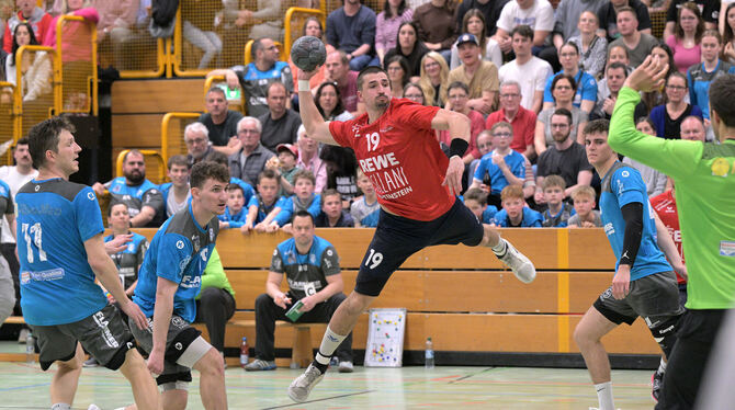 HVW, Handball, LL, Landesliga, Maenner, Saison 2022/23, Staffel 3 Florian Grauer (mit Ball) ist der Top-Torjäger der SG Ober-/Unterhausen. Roman Midinet (links mit der Nummer 11) und Kai Kussman