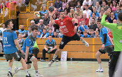 Florian Grauer (mit Ball) ist der Top-Torjäger der SG Ober-/Unterhausen. Roman Midinet (links mit der Nummer 11) und Kai Kussman