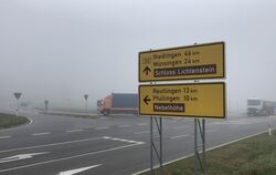 Viel Nebel an der L230 bei Genkingen. Doch eine Kleinigkeit fehlt: der Buchstabe L. So weist das Schild auf die Nebelhöhe und ni