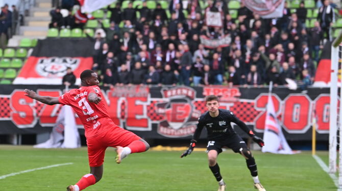 Pech: Onesi Kuengienda trifft in dieser Szene den Pfosten. Rechts: Villingens Keeper Fabio Krißler.