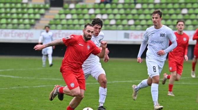 Luca Plattenhardt vom SSV Reutlingen rennt den Villingern Jonathan Späth und David Miletic (rechts)  davon.