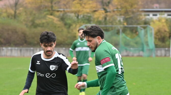 Eningens Raul Heres (rechts) setzt sich gegen Erdem Özer von der SGM Dettingen/Glems durch.