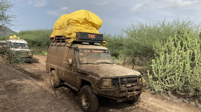 Die Fahrzeuge nach einer Woche offroad auf dem Weg nach Loitimor und zurück. Die Vorräte wurden knapp. Das Bild rechts zeigt den Die Fahrzeuge nach einer Woche offroad auf dem Weg nach Loitimor und zurück. Die Vorräte wurden knapp. Das Bild rechts zeigt den