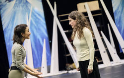 Noch ohne Kostüm: Ablau Alaoui als Anna (links) und Ann Sophie als Elsa bei den Proben zum Musical "Die Eiskönigin" im Apollo-Th