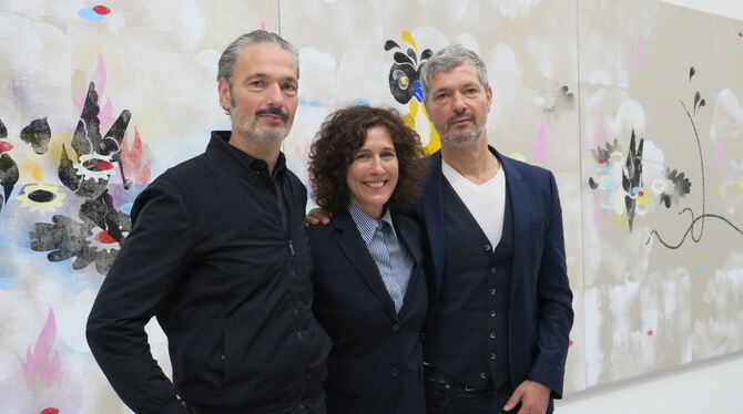 uwe tobias nicole fritz gert tobias kunsthalle tübingen foto akr Vor einem eigens für die Ausstellung geschaffenen Wolkenhimmelfries: (von links) Uwe Tobias, Kunsthallenleiterin Nicole Fritz, G