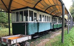 Sie sind noch im Besitz der Stadt und stehen überdacht auf dem Betriebsgelände der Stadtwerke: ein Beiwagen, der von 1899 bis 19
