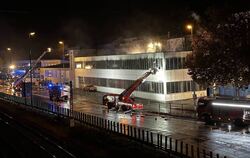 Die Brandnacht am 31. Oktober 2023: Ein Großaufgebot der Reutlinger Feuerwehr bekämpft das Feuer in der Karosseriewerkstatt von 