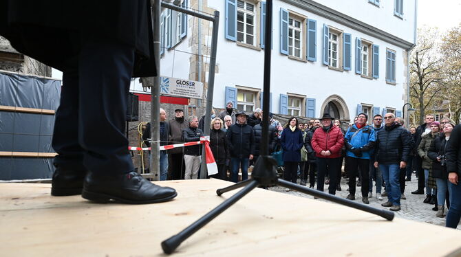 Oberbürgermeister Thomas Keck steht beim Richtfest auf einem Holzsockel, der aus dem gleichen Holz wie das Fachwerk gebaut ist.