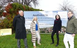  Bürgermeister Volker Brodbeck (von links), Apothekenbesitzerin Stefanie Foster, Pfarrerin Hannah Häfele vom Krankenpflegeverein