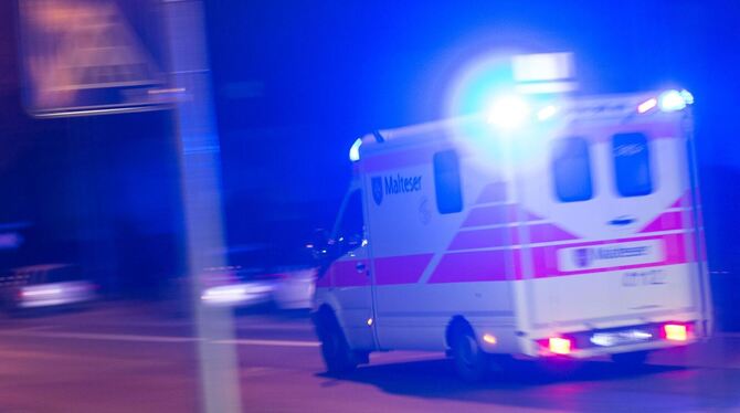 Rettungswagen mit Blaulicht Rettungswagen mit Blaulicht