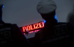 Polizisten, Leuchtschrift, Polizei, (Symbolbild)