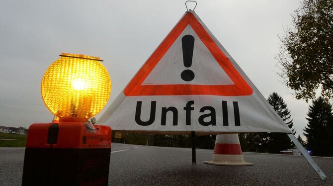 Ein Warndreieck steht an einer Unfallstelle