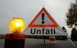 Ein Warndreieck steht an einer Unfallstelle