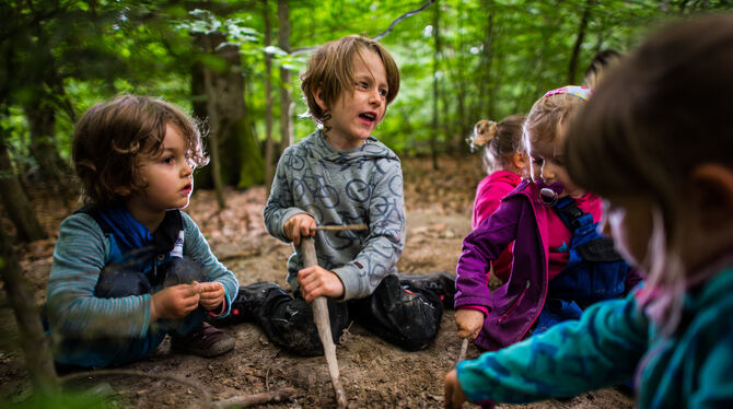 Erziehung, Ausbildung, Kindergärten, Umwelt, lhe, Wald, Erziehung Der Wald ist für Kinder auch Spiel- und Experimentierraum. Im Bild eine Szene aus einem Waldkindergarten in Hessen