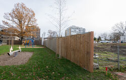 Statt Bauzaun trennt jetzt eine Holzwand den Kita-Spielplatz im Neugreuth von der Großbaustelle - und zwar an der richtigen Stel