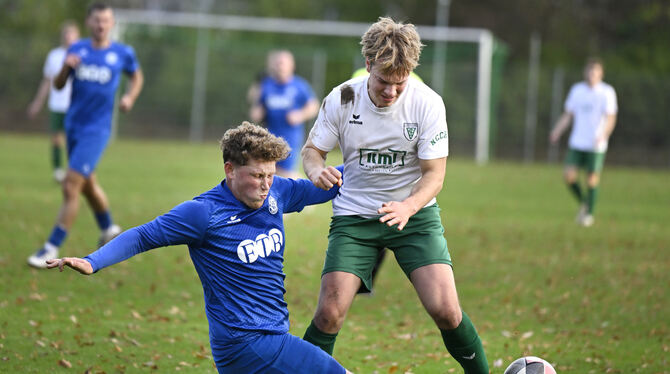 Maurice Helm (SV Walddorf, links) klärt den Ball vor Julius Raiser vom TSV Sickenhausen.