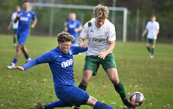 Maurice Helm (SV Walddorf, links) klärt den Ball vor Julius Raiser vom TSV Sickenhausen.