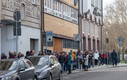 Die Lions-Adventskalender lockten wieder viele Kunden an den Burgplatz.