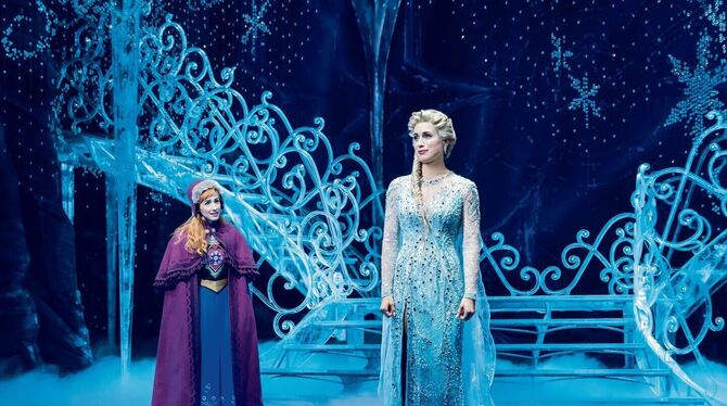 eiskönigin musical abla alaoui ann sophie apollo theater stuttgart foto johan persson stage entertainment Wiedersehen in kunstvoll frostiger Umgebung: Abla Alaoui als Anna (links) und Ann Sophie als Elsa im Musical »Die Eiskönigin«.