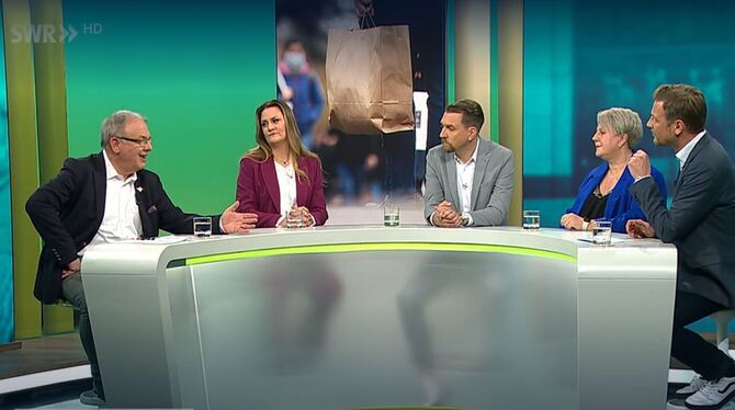 Reutlingens Oberbürgermeister (links) erläutert seine Sichtweise in der TV-Diskussionsrunde.