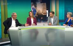 Reutlingens Oberbürgermeister (links) erläutert seine Sichtweise in der TV-Diskussionsrunde.